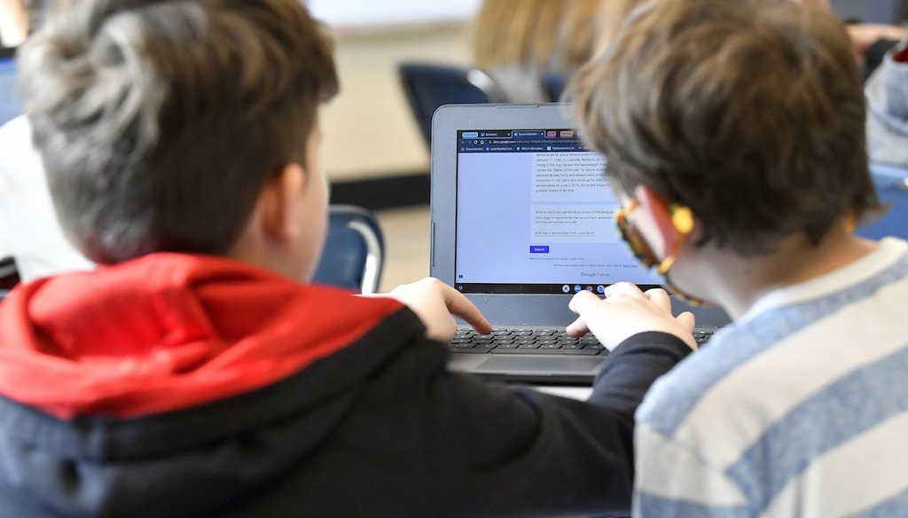 Michael Burton-Straub, izquierda, y Declan Lewis usando ChatGPT en la escuela Stonewall Elementary en Lexington, Kentucky, el 6 de febrero de 2023. (AP)