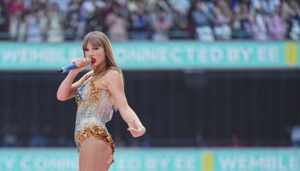 Taylor Swift actúa en el estadio de Wembley como parte de su gira Eras Tour el 21 de junio de 2024 en Londres. (AP)