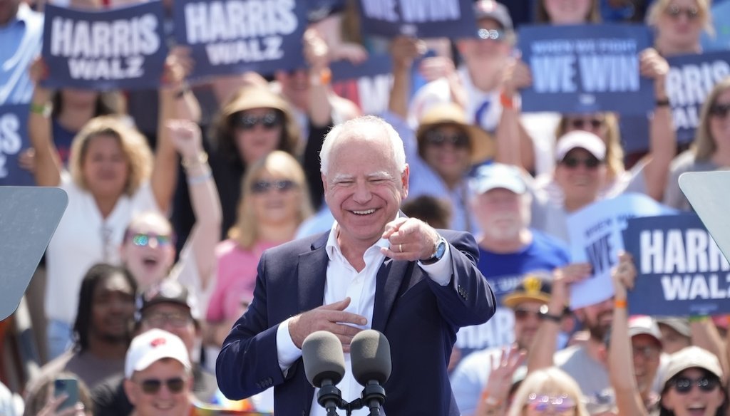 El candidato demócrata a la vicepresidencia, Tim Walz, pronuncia un discurso en un evento de campaña el 7 de agosto de 2024 en Eau Claire, Wisconsin (AP)