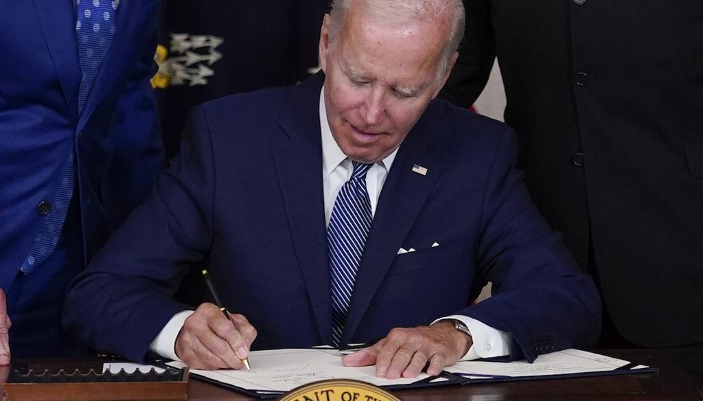 El presidente Joe Biden firmó la legislación de punto de referencia de los demócratas de cambios climáticos y del cuidado de salud en la Casa Blanca el 16 de agosto de 2022. (AP)