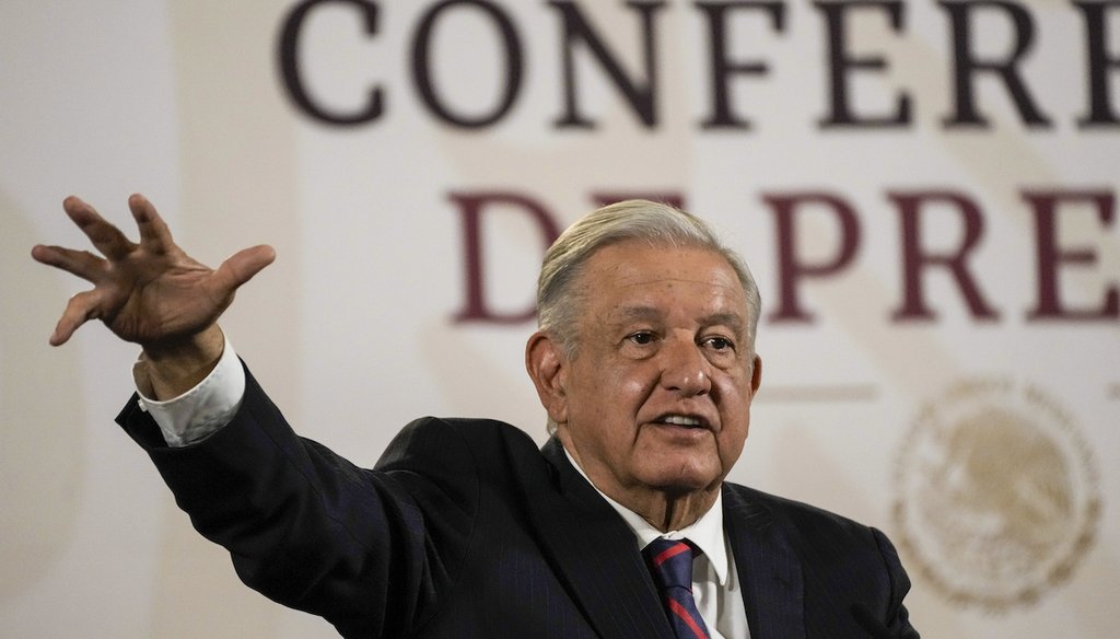 El presidente mexicano, Andrés Manuel López Obrador, da su conferencia de prensa matutina habitual en el Palacio Nacional de la Ciudad de México, el 16 de abril de 2024. (AP)