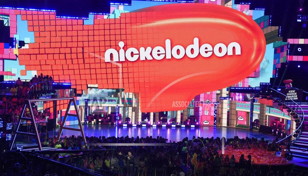 El presentador John Cena habla sobre March For Our Lives en el escenario de los Kids' Choice Awards en The Forum el sábado 24 de marzo de 2018 en Inglewood, California. (AP)