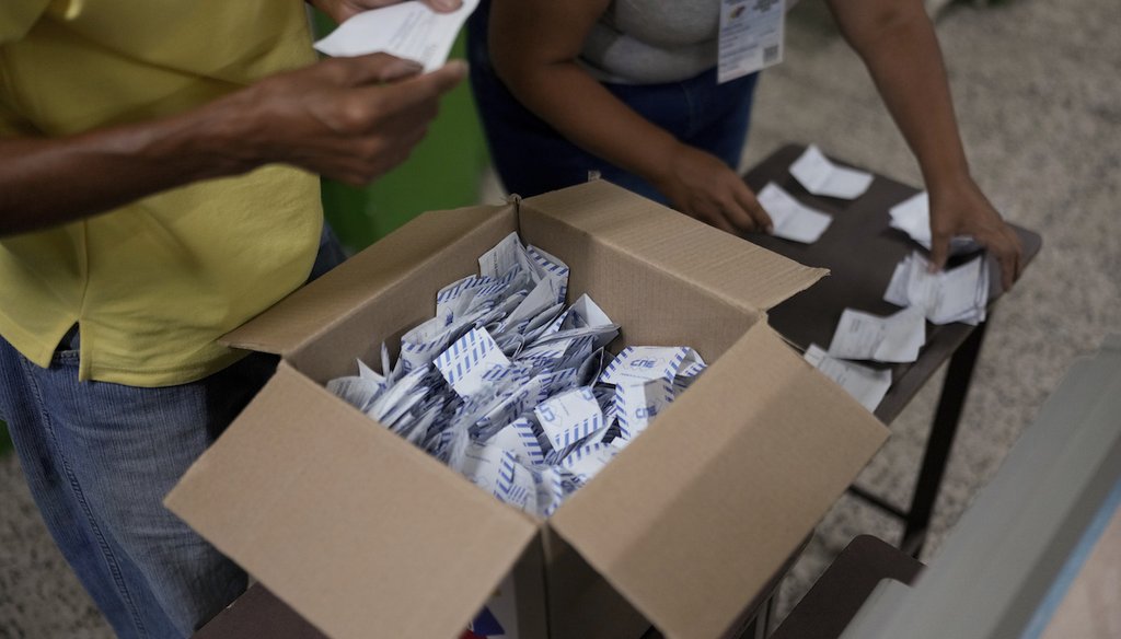 Funcionarios electorales cuentan los votos después del cierre de las urnas para las elecciones presidenciales en Caracas, Venezuela, el 28 de julio de 2024. (AP)