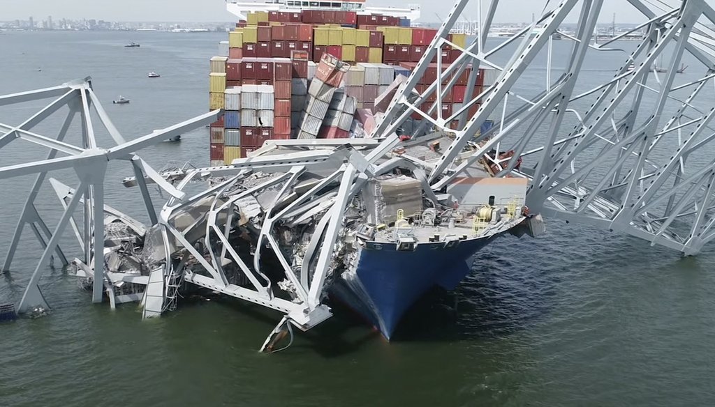 El carguero Dali queda atrapado bajo parte del puente Francis Scott Key después de que el barco chocara contra el puente, el martes 26 de marzo.