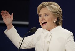 Hillary Clinton correctamente dice: Torre Trump en parte construida por trabajadores indocumentados