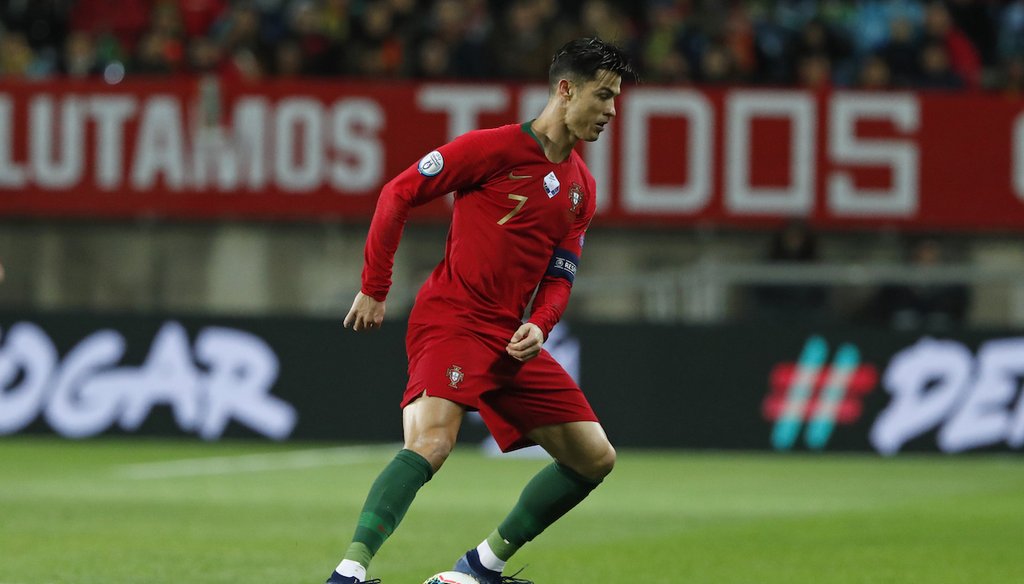 Cristiano Ronaldo, de Portugal, controla el balón durante el partido de fútbol de clasificación del grupo B de la Eurocopa 2020 entre Portugal y Lituania, el 14 de noviembre de 2019. (AP)