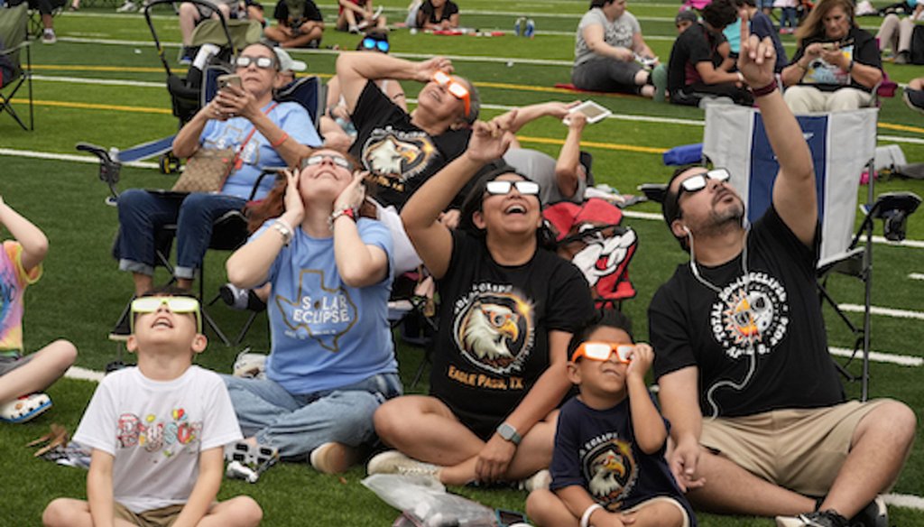 Varias personas observan cómo la luna cubre parcialmente el sol durante un eclipse solar total, visto desde Eagle Pass, Texas, el 8 de abril de 2024. (AP)