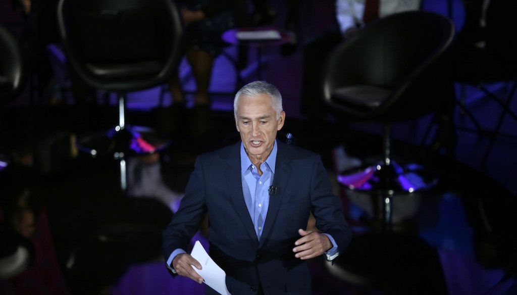 El moderador Jorge Ramos habla con el público antes del Foro Presidencial Demócrata Brown & Black, el 11 de enero de 2016, en Des Moines, Iowa. (AP)