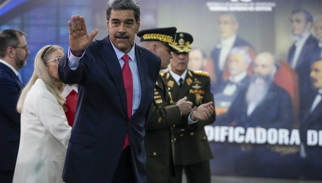 El presidente venezolano, Nicolás Maduro, saluda tras hablar con la prensa en el Tribunal Supremo en Caracas, Venezuela, el 31 de julio de 2024, tres días después de las elecciones. (AP)