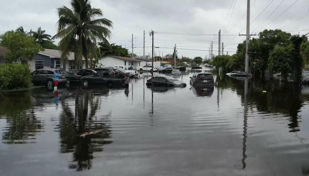 Esta vista aérea tomada de un video muestra varios autos varados en una carretera en el noreste del condado de Miami-Dade, Florida, el 13 de junio de 2024. (AP)