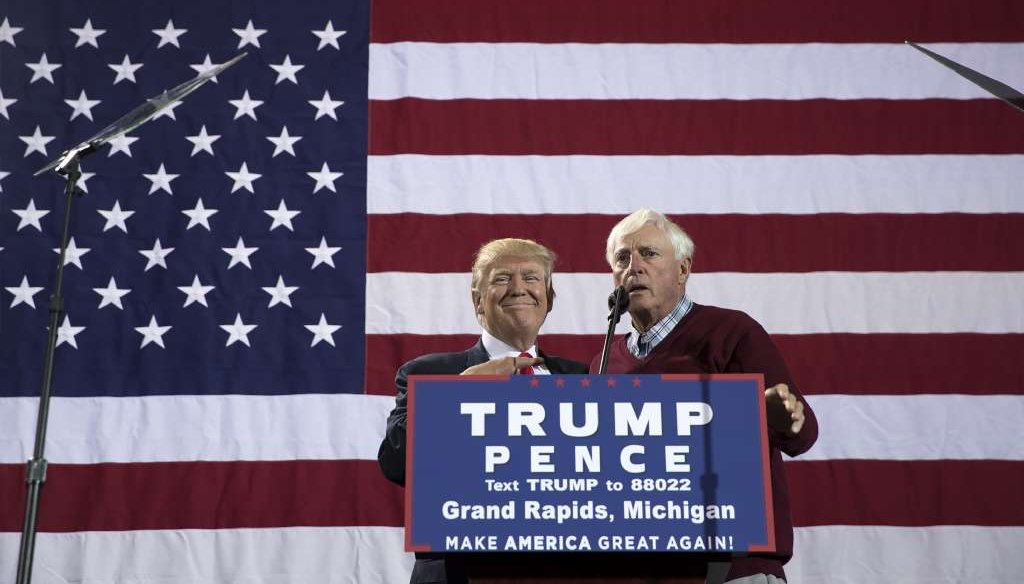 Former college basketball coach Bobby Knight speaks on Donald Trump's behalf during a campaign rally for the presidential candidate at the Delta­plex Arena in Grand Rapids, Mich., Oct. 31, 2016. (Stephen Crowley/The New York Times)