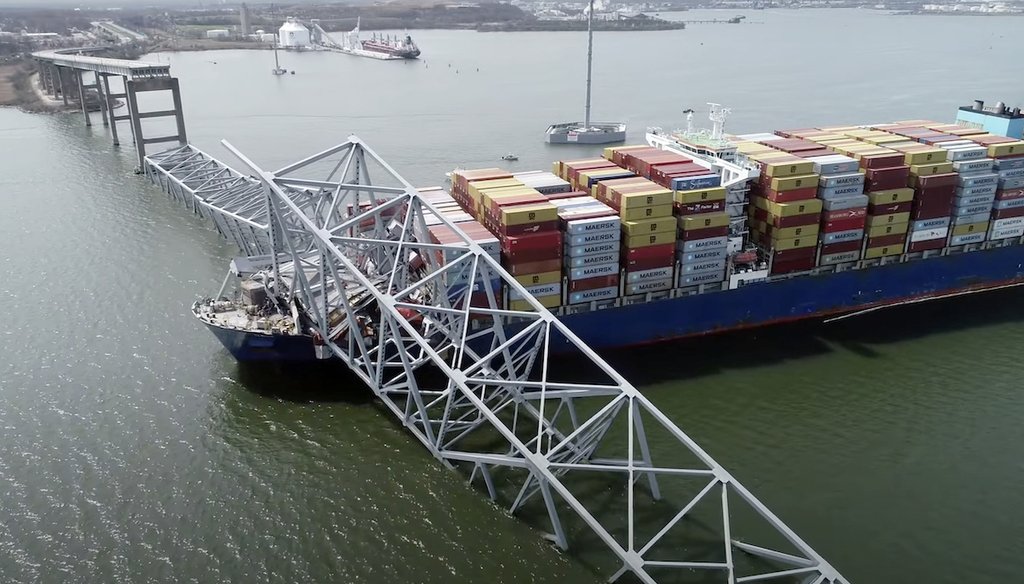 Imagen tomada de un video difundido por la Junta Nacional de Transporte y Seguridad, el carguero Dali queda atrapado bajo parte de la estructura del puente Francis Scott Key después de que el barco chocara contra el puente, el 26 de marzo de 2024 (AP).