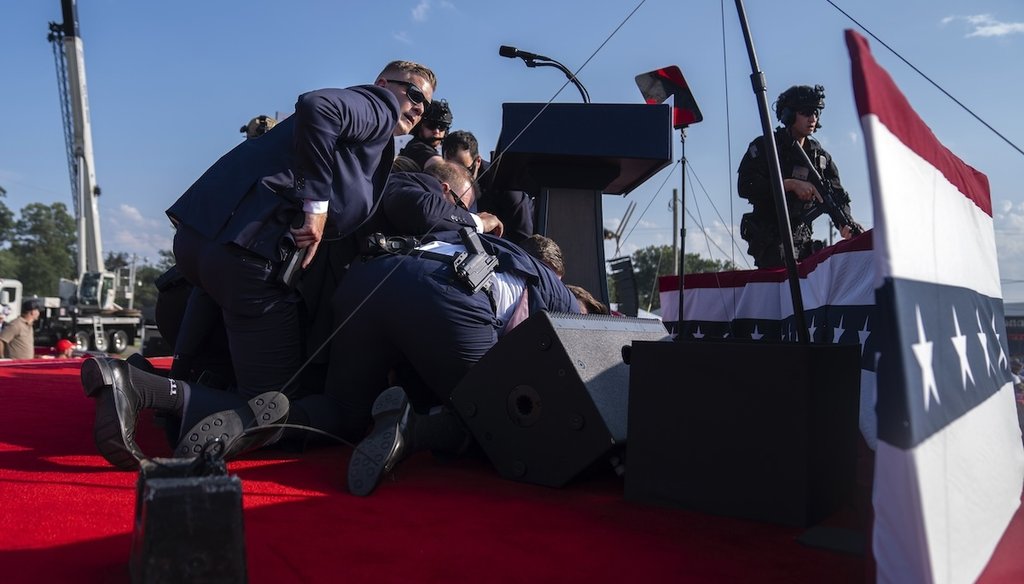 El candidato republicano y expresidente Donald Trump rodeado de agentes del servicio secreto en un evento de campaña el 13 de julio de 2024 en Butler, Pensilvania. (AP)