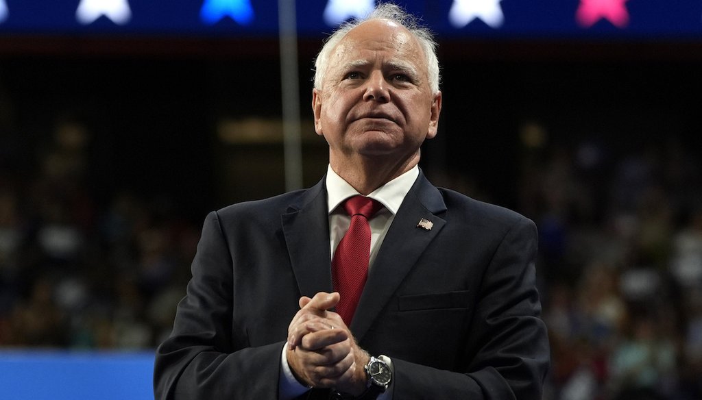 El candidato demócrata a la vicepresidencia, el gobernador de Minnesota Tim Walz, llega a un mitin de campaña, el 10 de agosto de 2024, en Las Vegas. (AP)