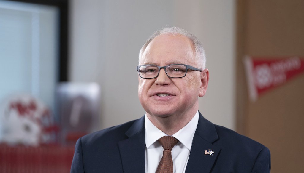 El gobernador de Minnesota, Tim Walz, pronuncia su tercer discurso sobre el Estado del Estado el 28 de marzo de 2021 desde su antigua aula en el Mankato West High School en Mankato, Minnesota (AP).