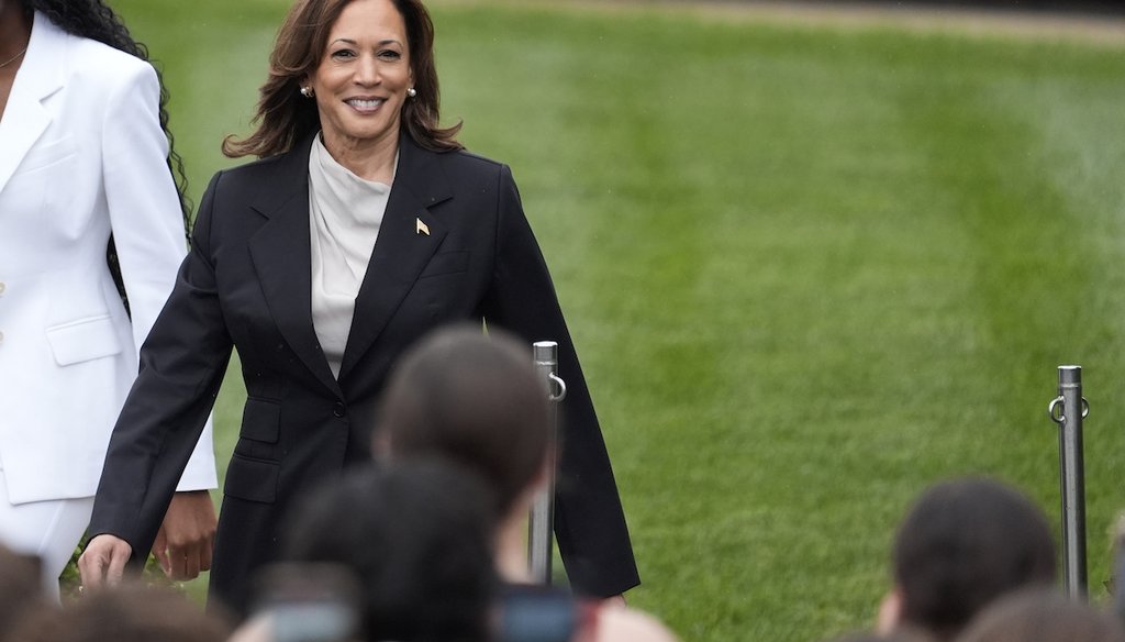 La vicepresidenta Kamala Harris llega al Jardín Sur de la Casa Blanca en Washington, el 22 de julio de 2024, para un evento con atletas universitarios. (AP)