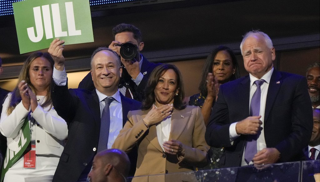 La vicepresidenta Kamala Harris, el segundo caballero Doug Emhoff y el candidato demócrata a la vicepresidencia, el gobernador de Minnesota Tim Walz, escuchan a la primera dama Jill Biden hablar el 19 de agosto en la convención demócrata. (AP)