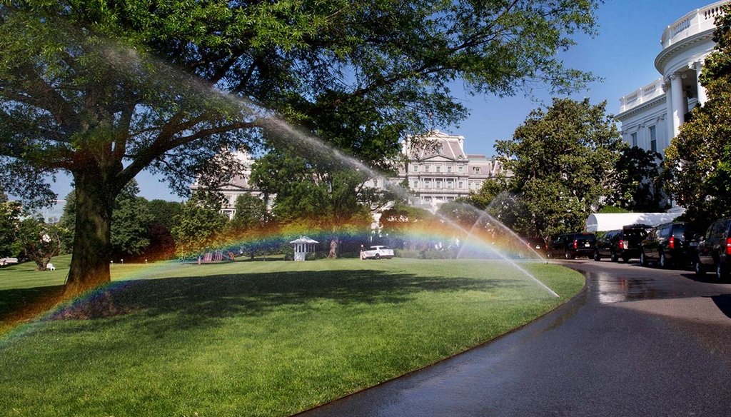 Water sprinklers cause a rainbow to appear on the South Lawn of the White House, May 24, 2014 (AP)