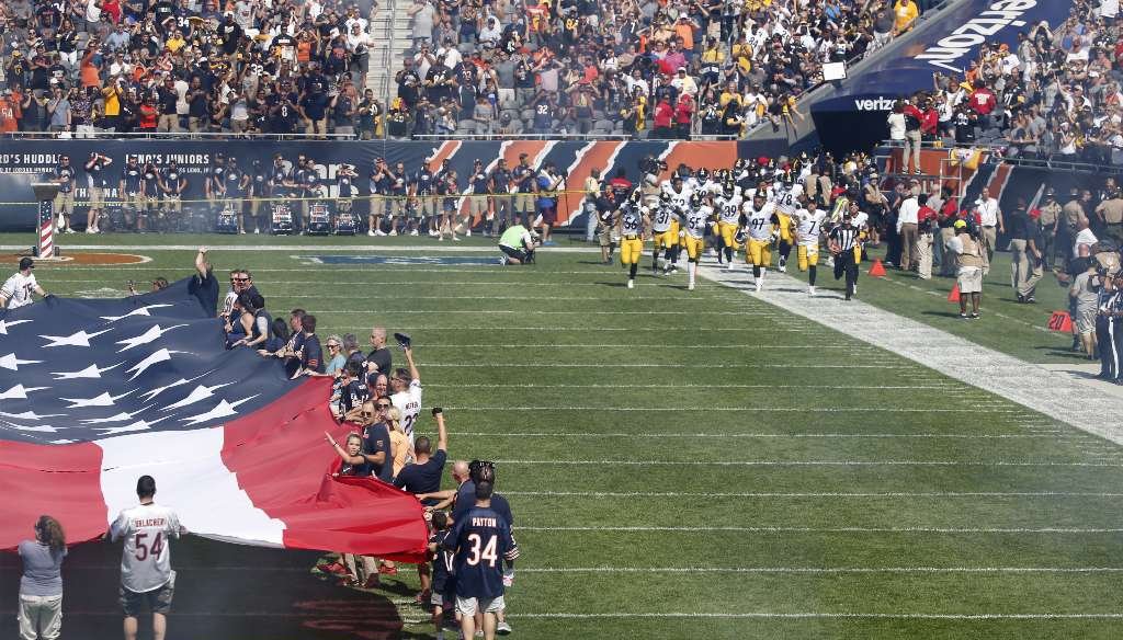 The Pittsburgh Steelers took the field in Chicago on Sept. 24, 2017, after the end of the national anthem. (AP photo)